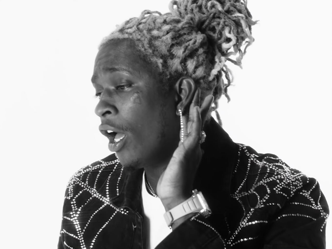 Часть клипа &ndash; черно-белая