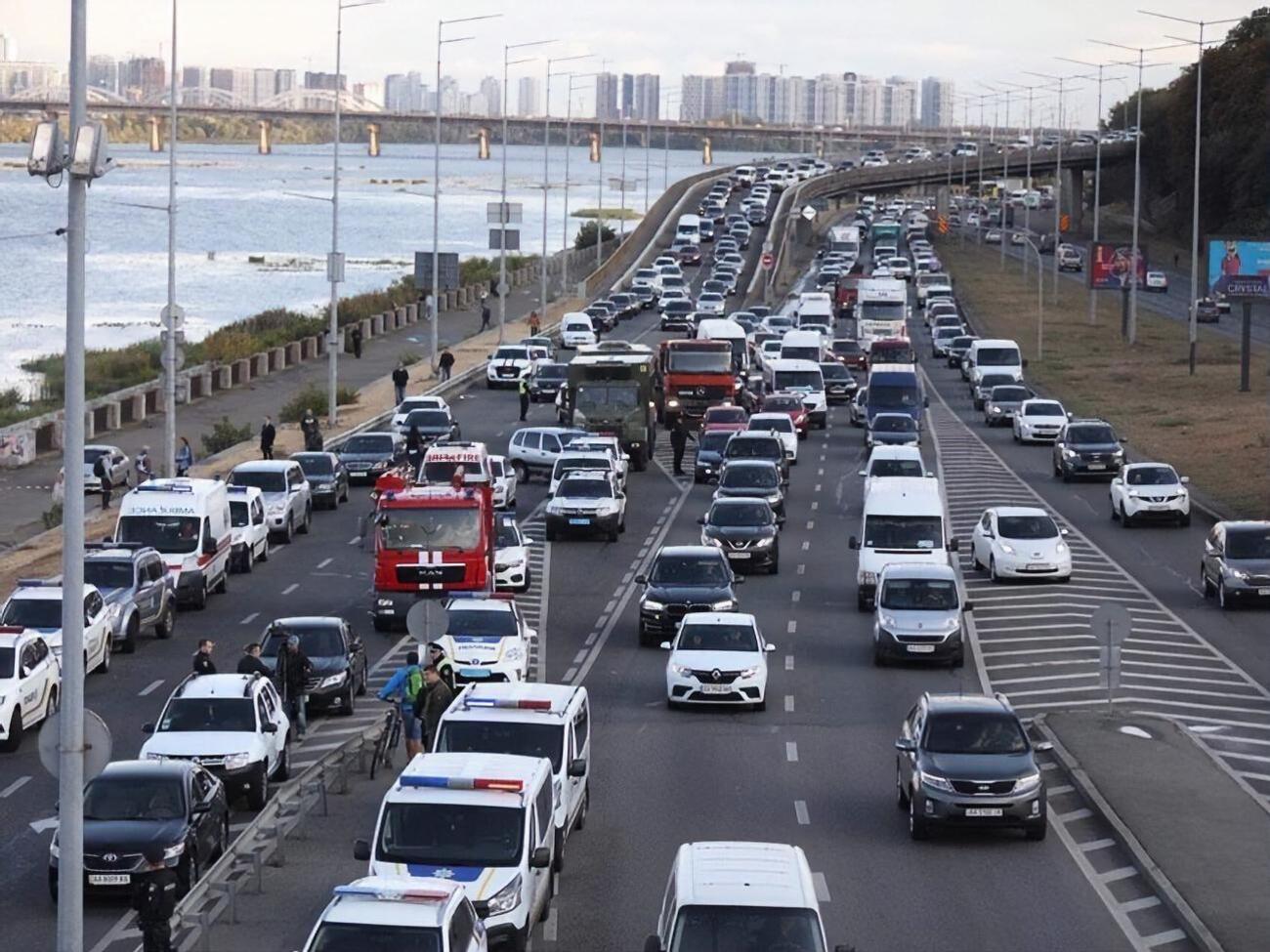 Движение автомобилей и поездов на мосту перекрыто