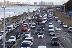 Движение автомобилей и поездов на мосту перекрыто