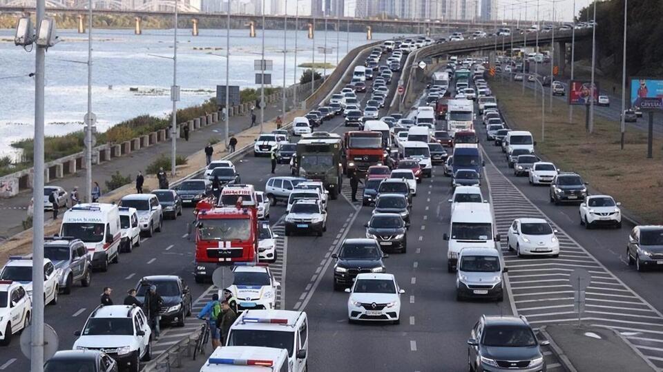 Движение автомобилей и поездов на мосту перекрыто