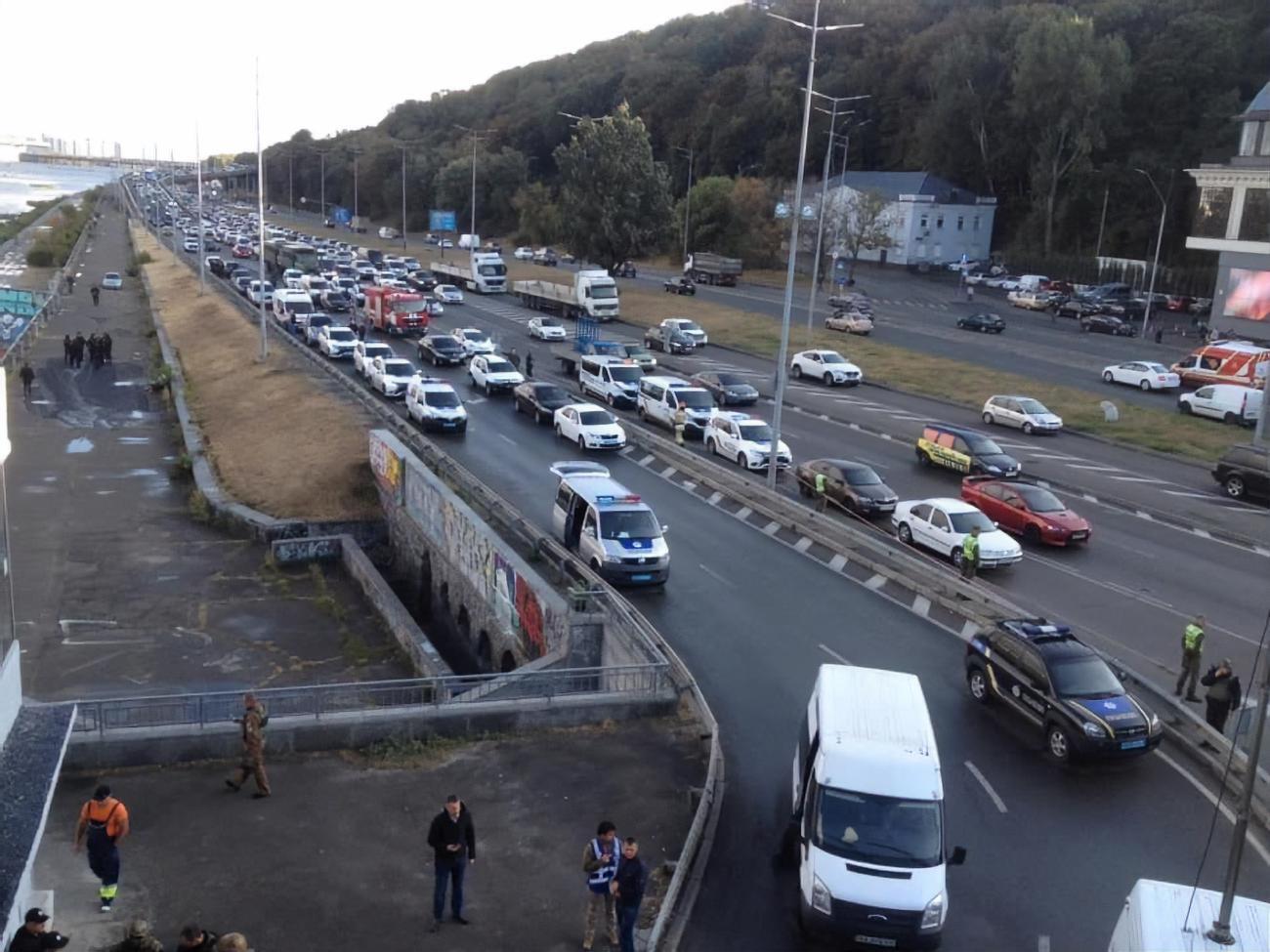 У Києві через погрози невідомого здійснити вибух перекрито рух мостом Метро. Фоторепортаж