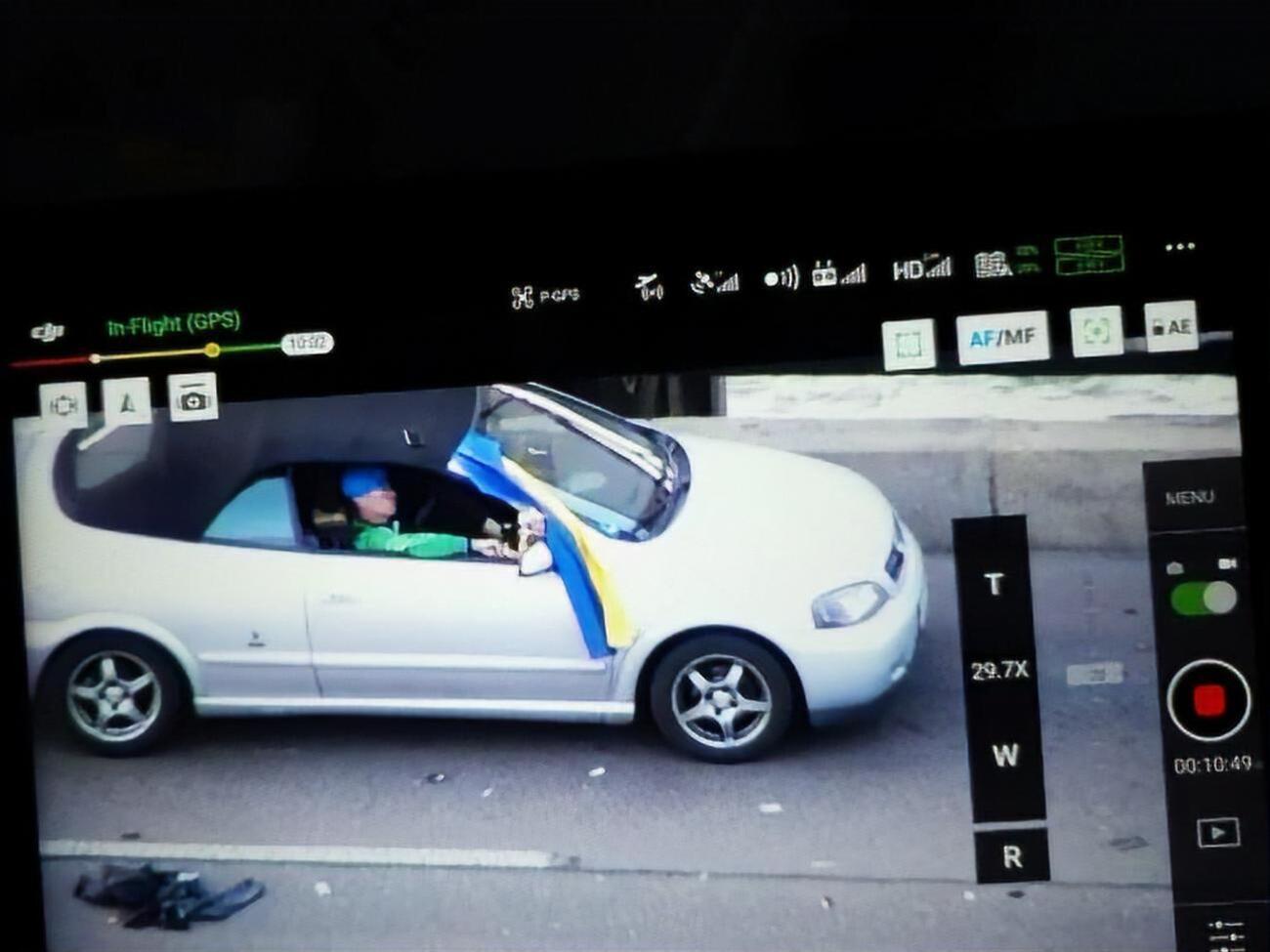 До автомобіля Белька прикріплено прапор України