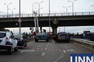 К мосту прибыли БТР