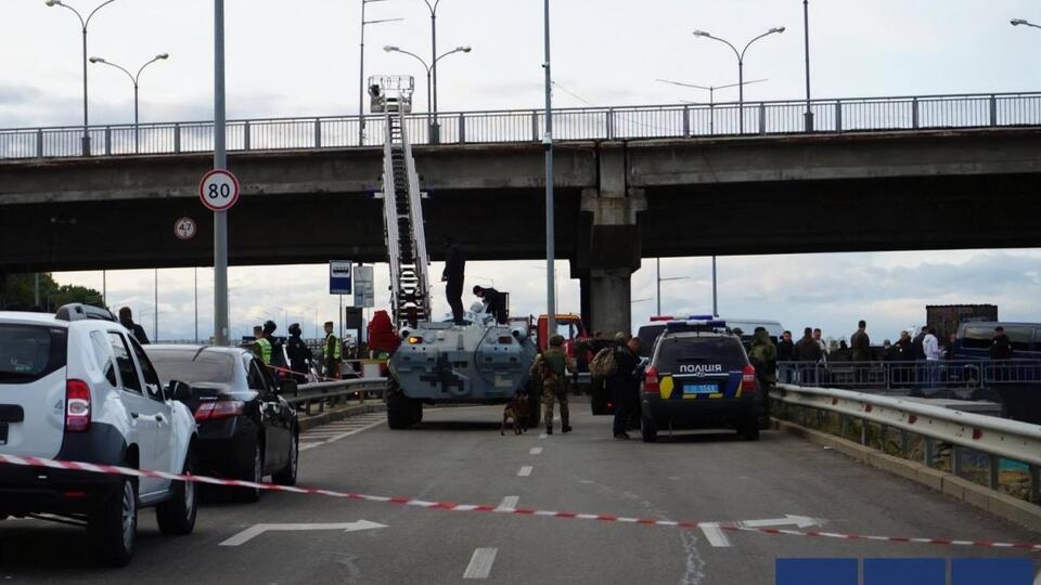 К мосту прибыли БТР