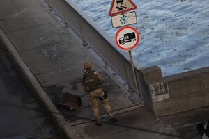 Бійці загону спецпризначення намагаються наблизитися до Белька