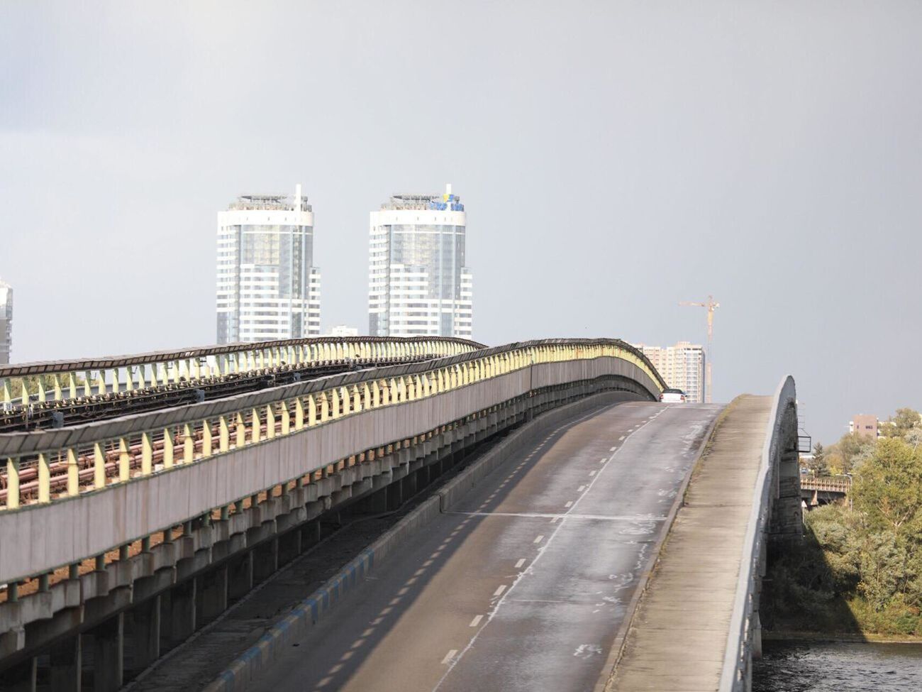 Движение по мосту Метро перекрывали