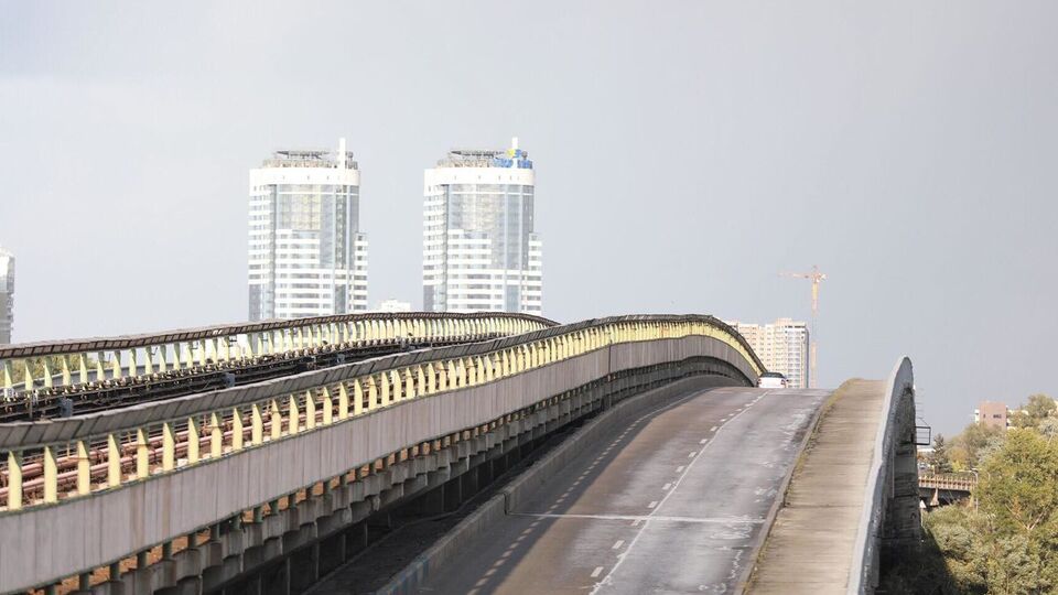 Движение по мосту Метро перекрывали