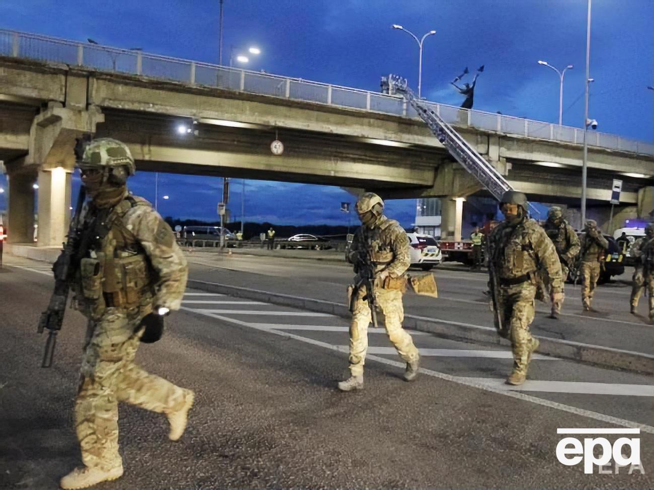 Мужчину на мосту Метро задержали 18 сентября