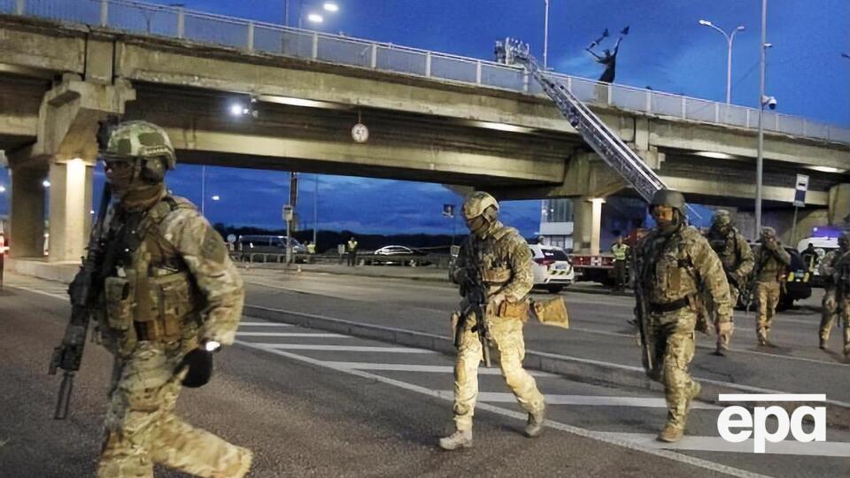 Мужчину на мосту Метро задержали 18 сентября