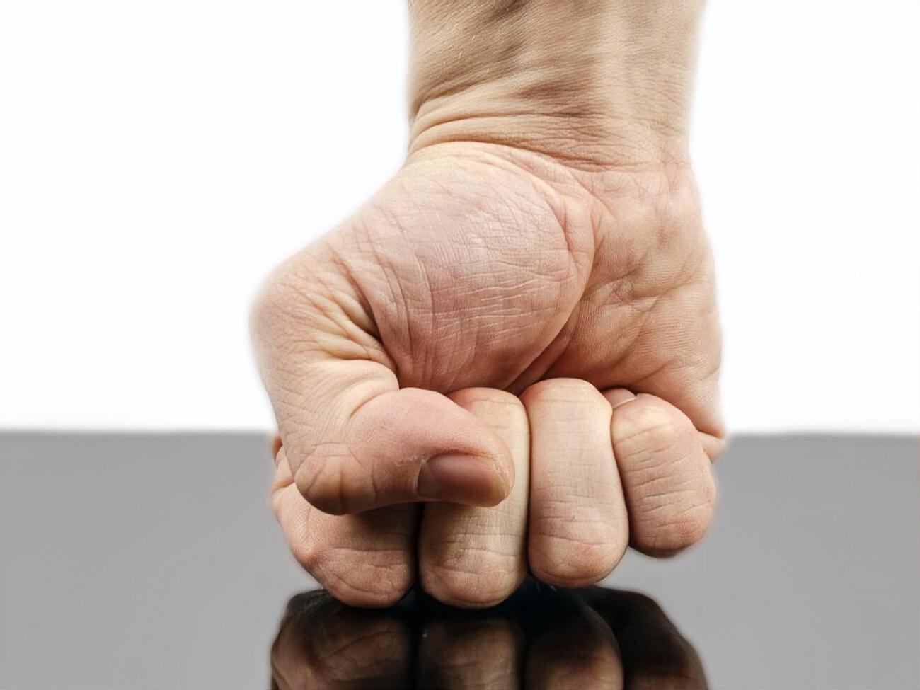 Прокуратура: Злоумышленники нанесли потерпевшему удары кулаками в живот и повредили колеса его авто