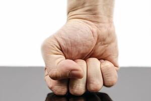 Прокуратура: Злоумышленники нанесли потерпевшему удары кулаками в живот и повредили колеса его авто