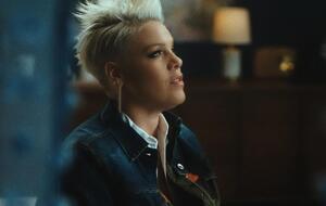 Трек Hurts 2B Human вошел в одноименный альбом Pink