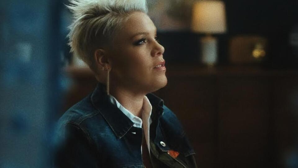 Трек Hurts 2B Human вошел в одноименный альбом Pink