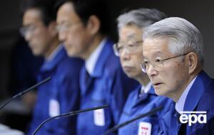 Экс-главу TEPCO Цунехизу Кацумату (на фото справа) и двух бывших вице-президентов компании обвиняли в преступной халатности