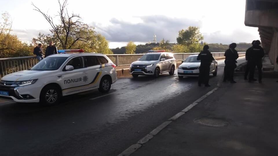 Поліція перевіряє мости, не зупиняючи руху на них