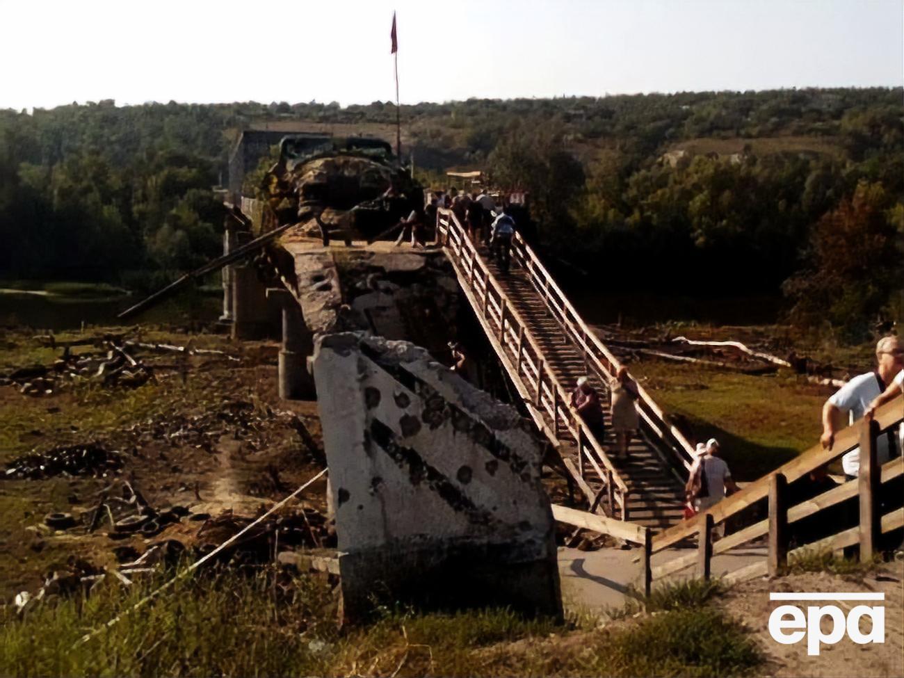 На місці зруйнованого автомобільного мосту у Станиці Луганській спорудили тимчасовий дерев'яний міст
