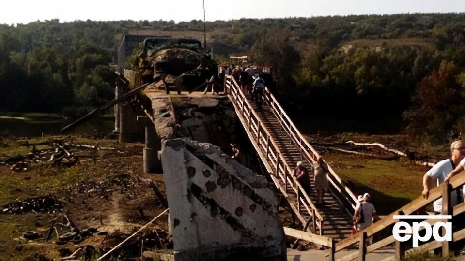 На місці зруйнованого автомобільного мосту у Станиці Луганській спорудили тимчасовий дерев'яний міст