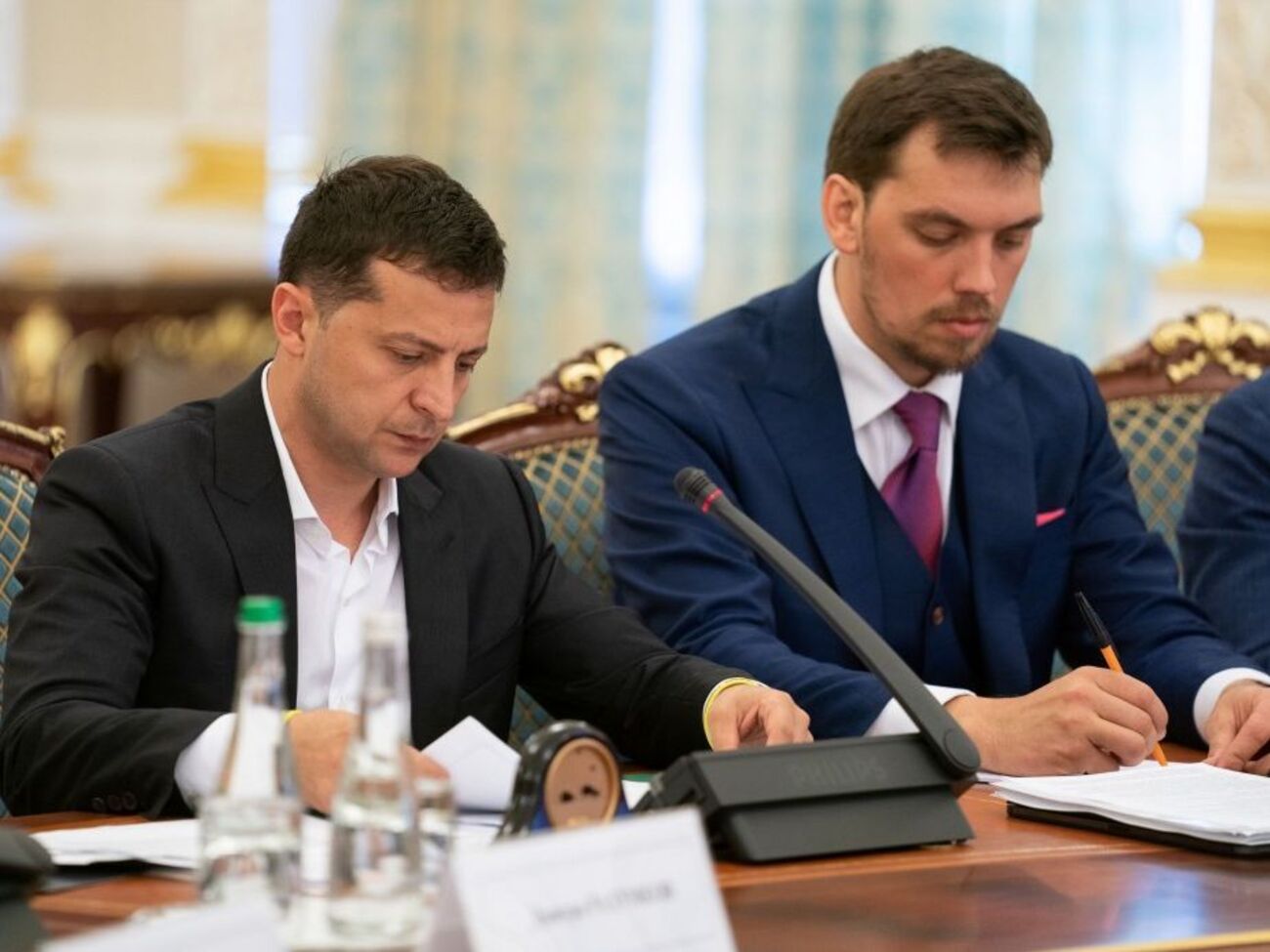 Відповідальним за кадрове очищення органів держвлади Зеленський призначив прем'єр-міністра України