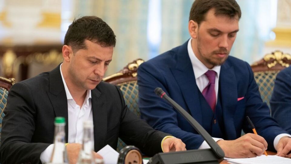 Ответственным за кадровую чистку в органах госвласти Зеленский назначил премьер-министра Украины