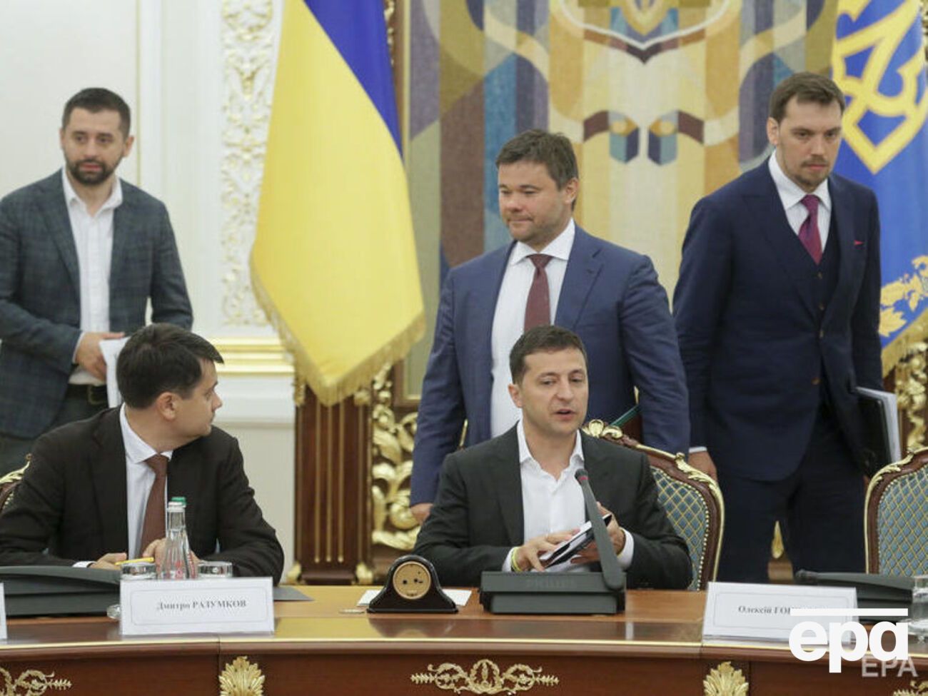 Зеленский сообщил, что продажа первого объекта должна состояться до 1 апреля 2020 года