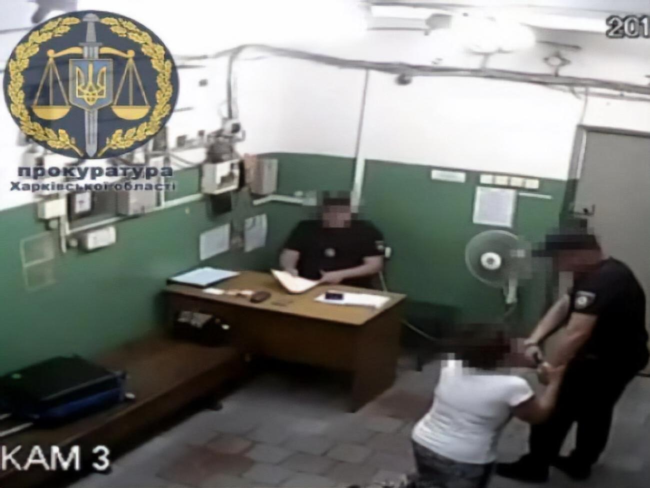 Поліцейські змушували затриманих віддавати їм гроші, заявили у прокуратурі