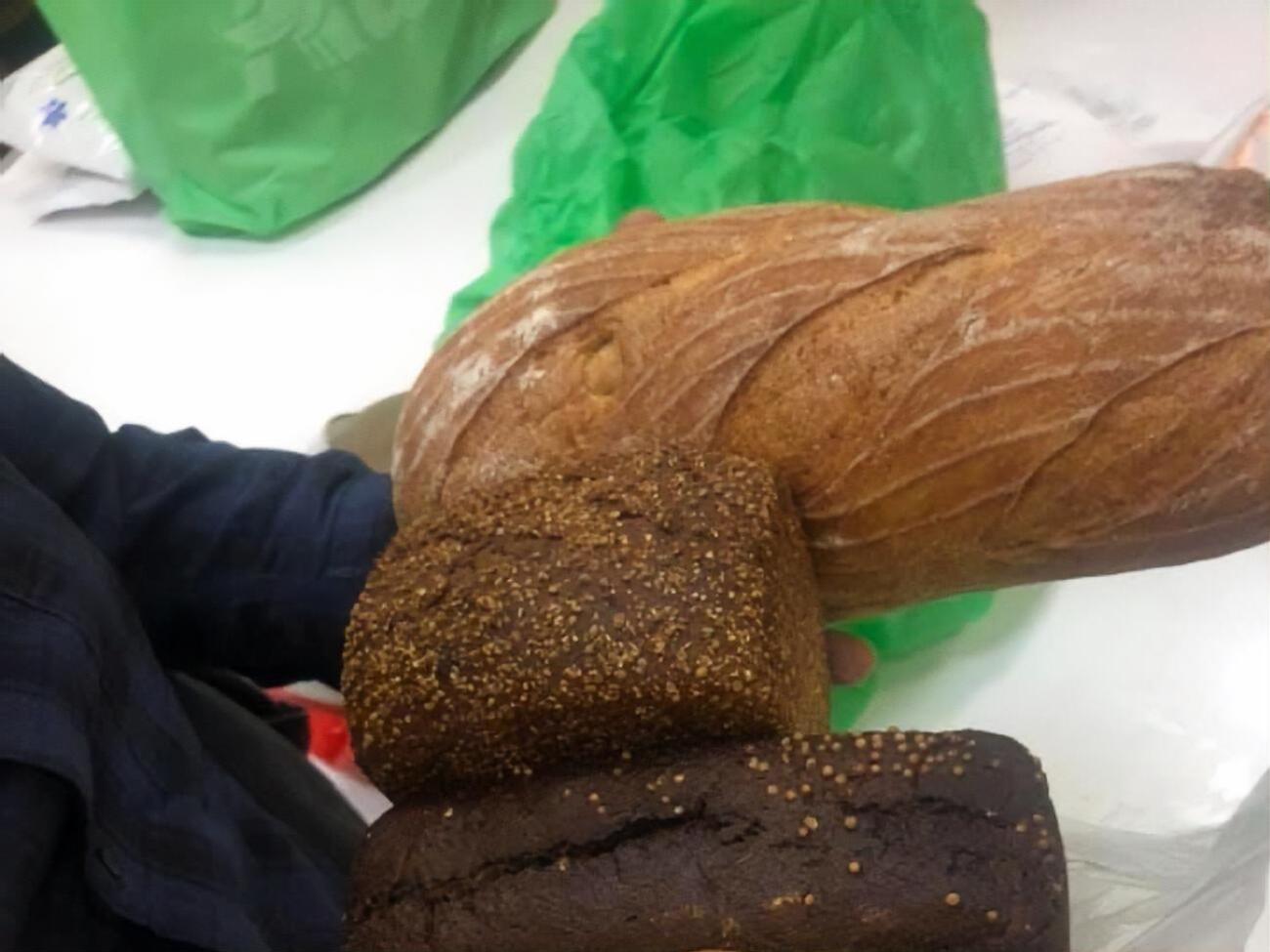 Украинцам передали хлеб домашней выпечки