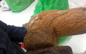 Украинцам передали хлеб домашней выпечки