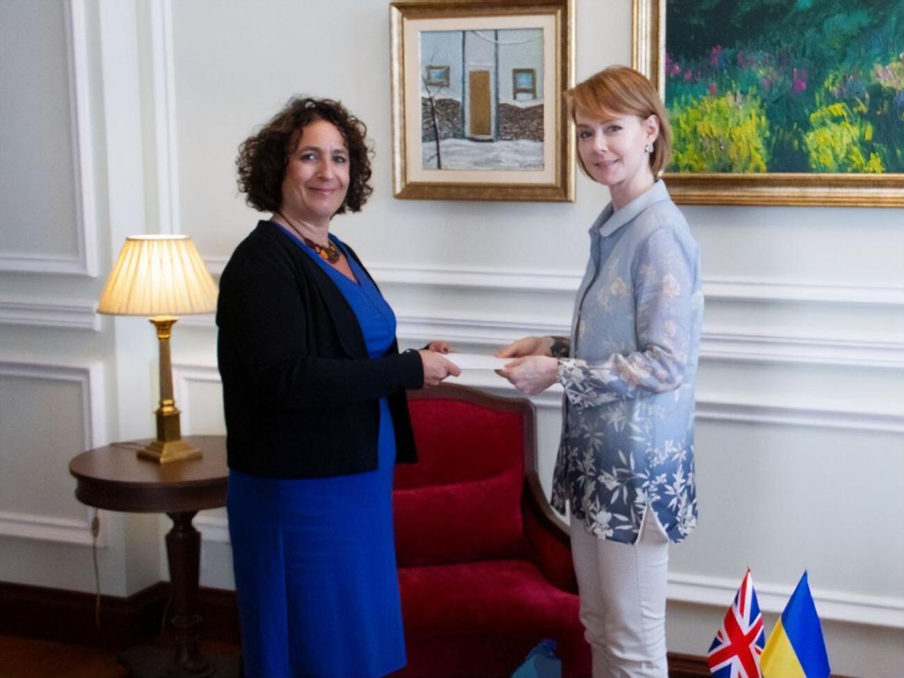 Сіммонс передала Зеркаль копії вірчих грамот