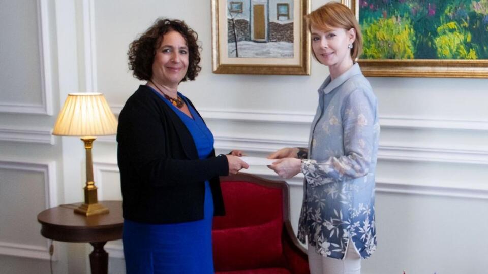 Сіммонс передала Зеркаль копії вірчих грамот