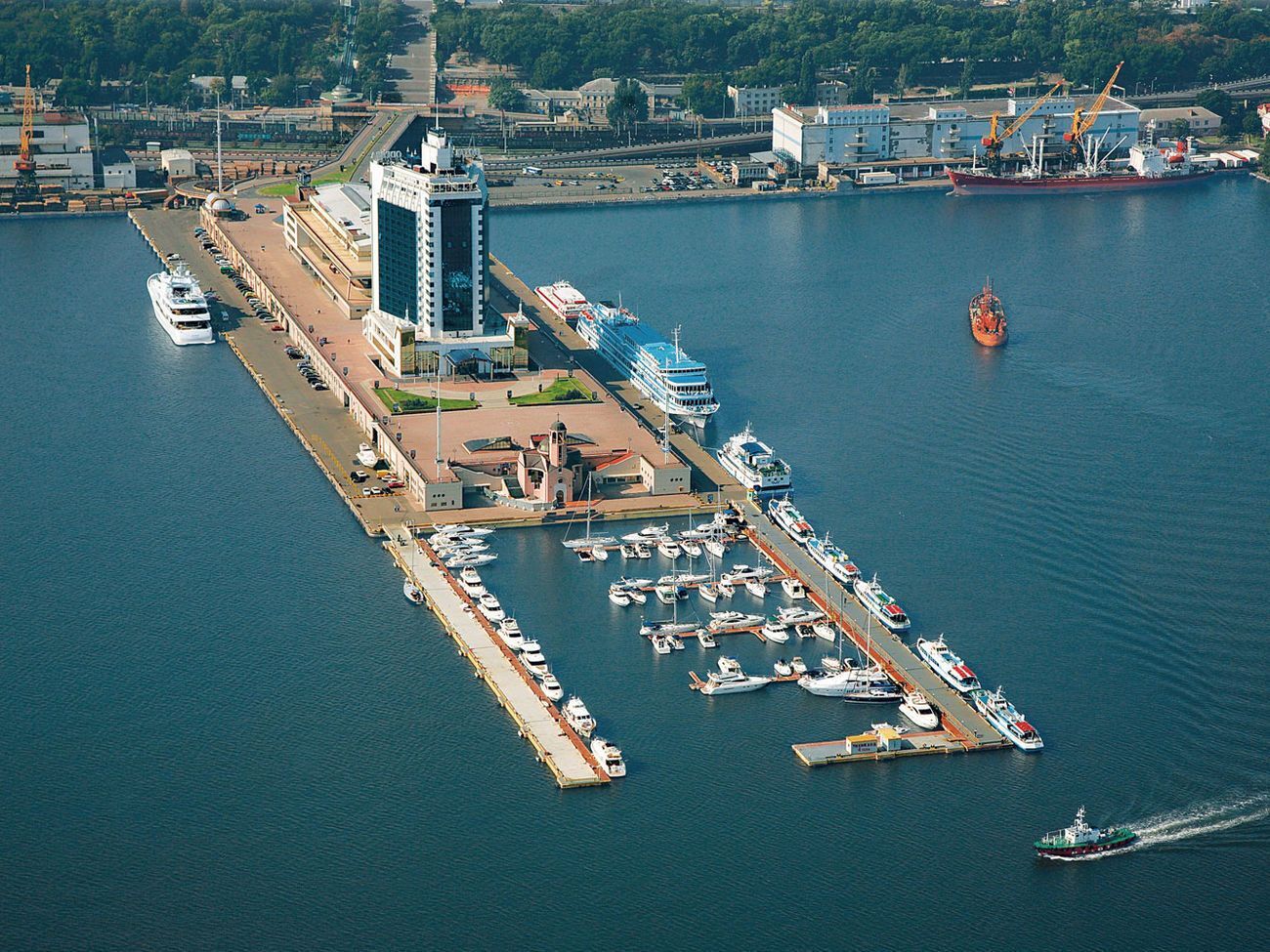 В июле этого года Владимир Зеленский посетил Одесский морской торговый порт