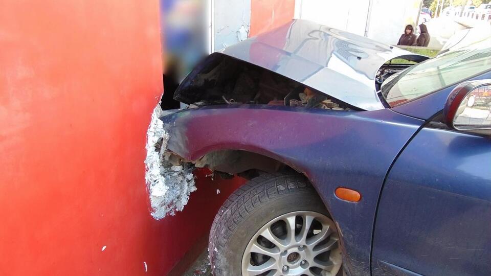 Унаслідок ДТП пошкоджено стіну будинку