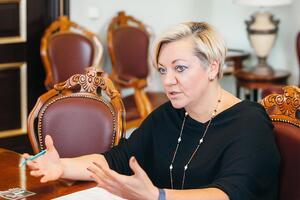 Гонтарева: В инвалидном кресле или на костылях – все равно иду вперед