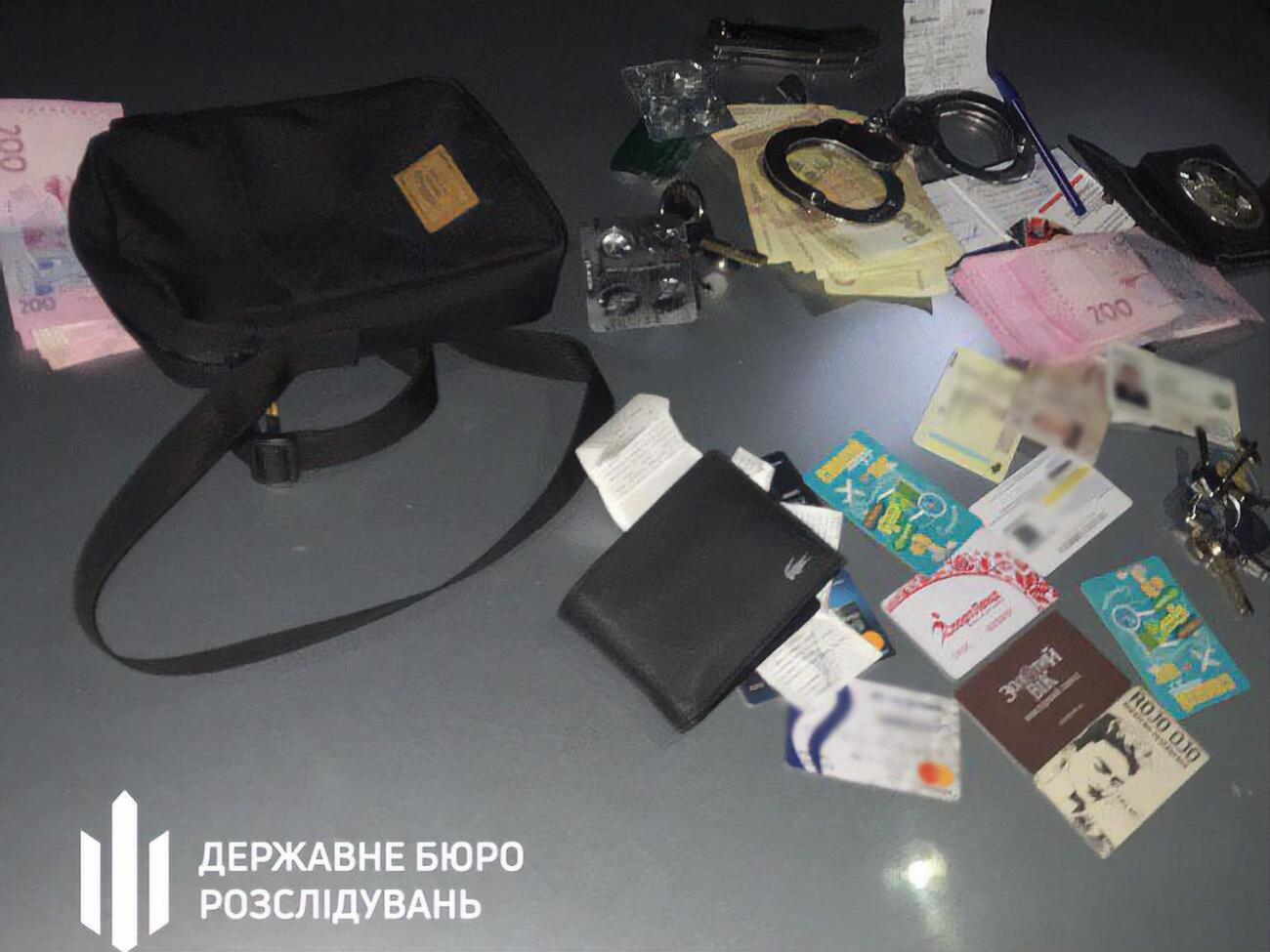 Полицейские получили часть взятки наличными, сообщили в ГБР