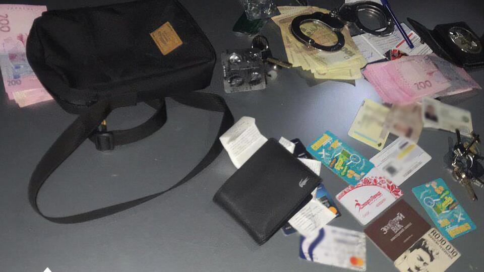 Поліцейські отримали частину хабара готівкою, повідомили у ДБР