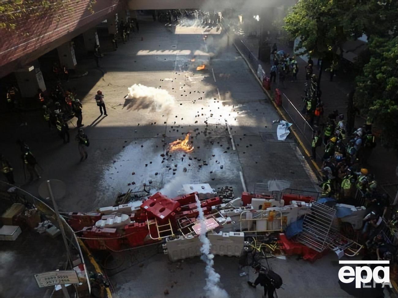 Протестующие перекрывали дорогу баррикадами