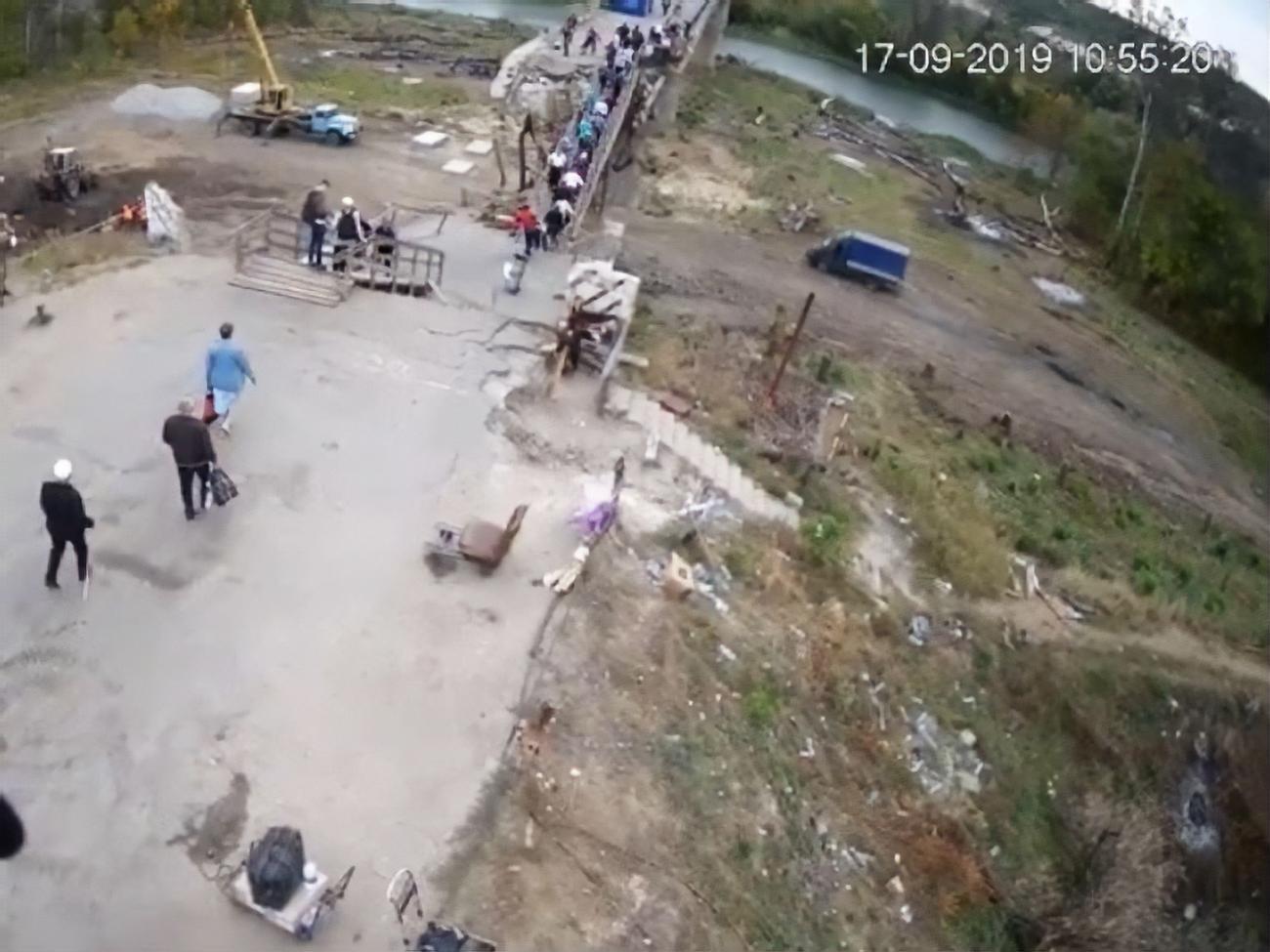 Сепаратисти повідомляють, що чоловік пройшов з українського боку пункту пропуску "Станиця Луганська" та впав на мосту