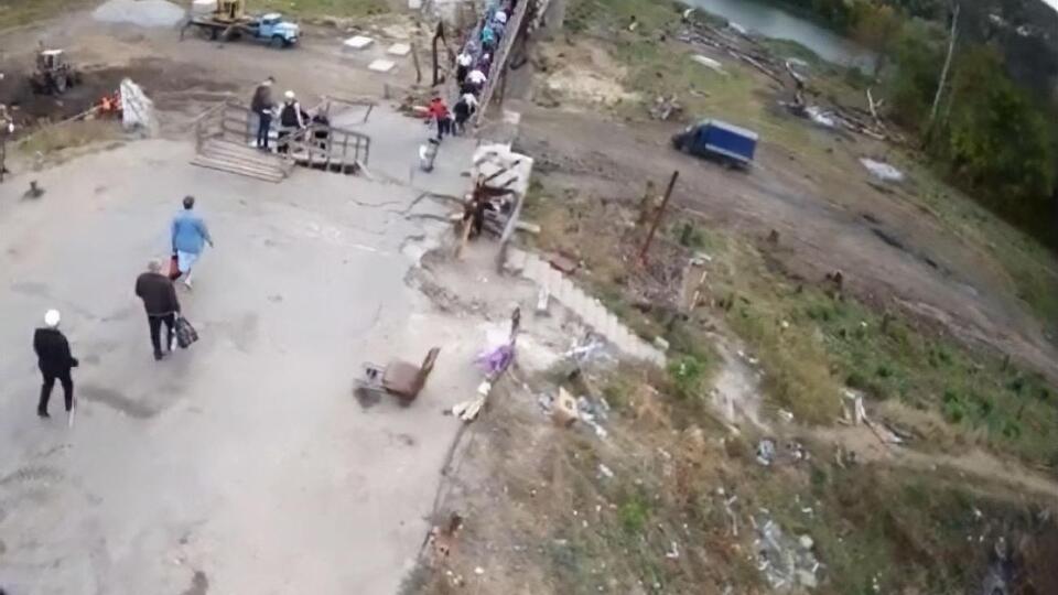 Сепаратисти повідомляють, що чоловік пройшов з українського боку пункту пропуску "Станиця Луганська" та впав на мосту