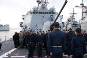 Эсминец имеет на вооружении крылатые ракеты "Томагавк"