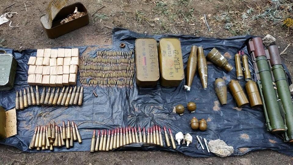 Полицейские изъяли два гранатомета, минометную мину, гранаты, около 1500 патронов