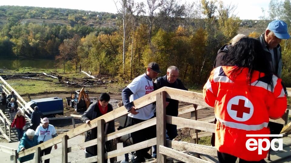 Цивільному населенню на мосту надають соціальну допомогу