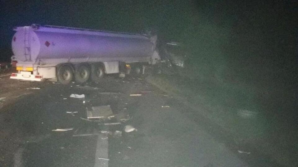 DAF зіткнувся з автобусом, що стояв на узбіччі