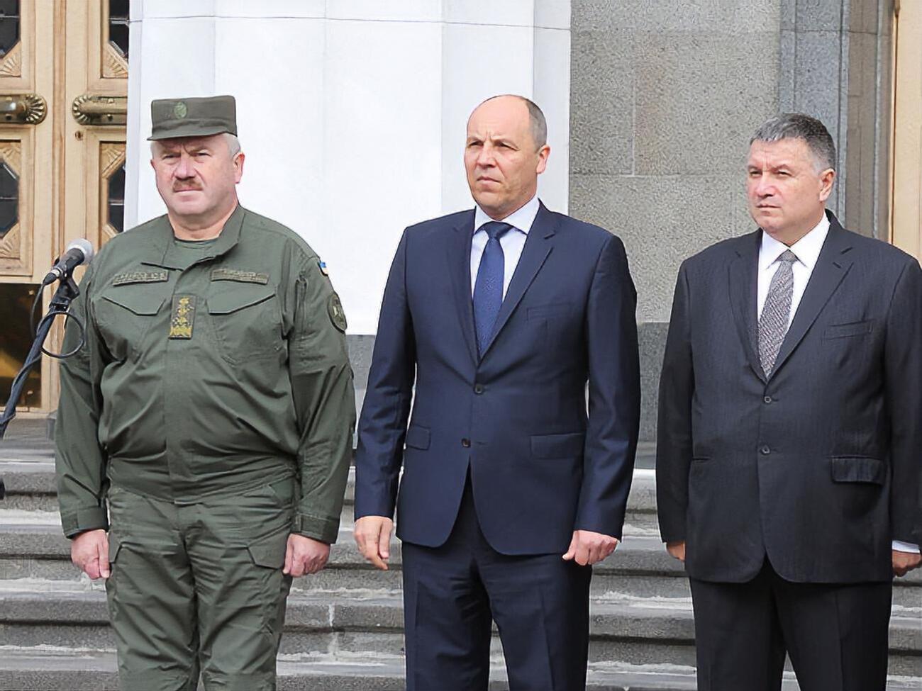 Аваков (справа) выразил поддержку Парубию (в центре)