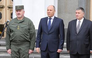 Аваков (справа) выразил поддержку Парубию (в центре)