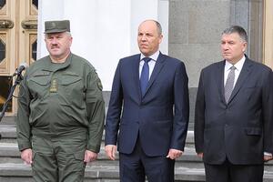 Аваков (справа) выразил поддержку Парубию (в центре)