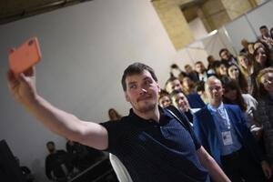Гончарук заявил, что хочет сделать исполнительную власть открытой