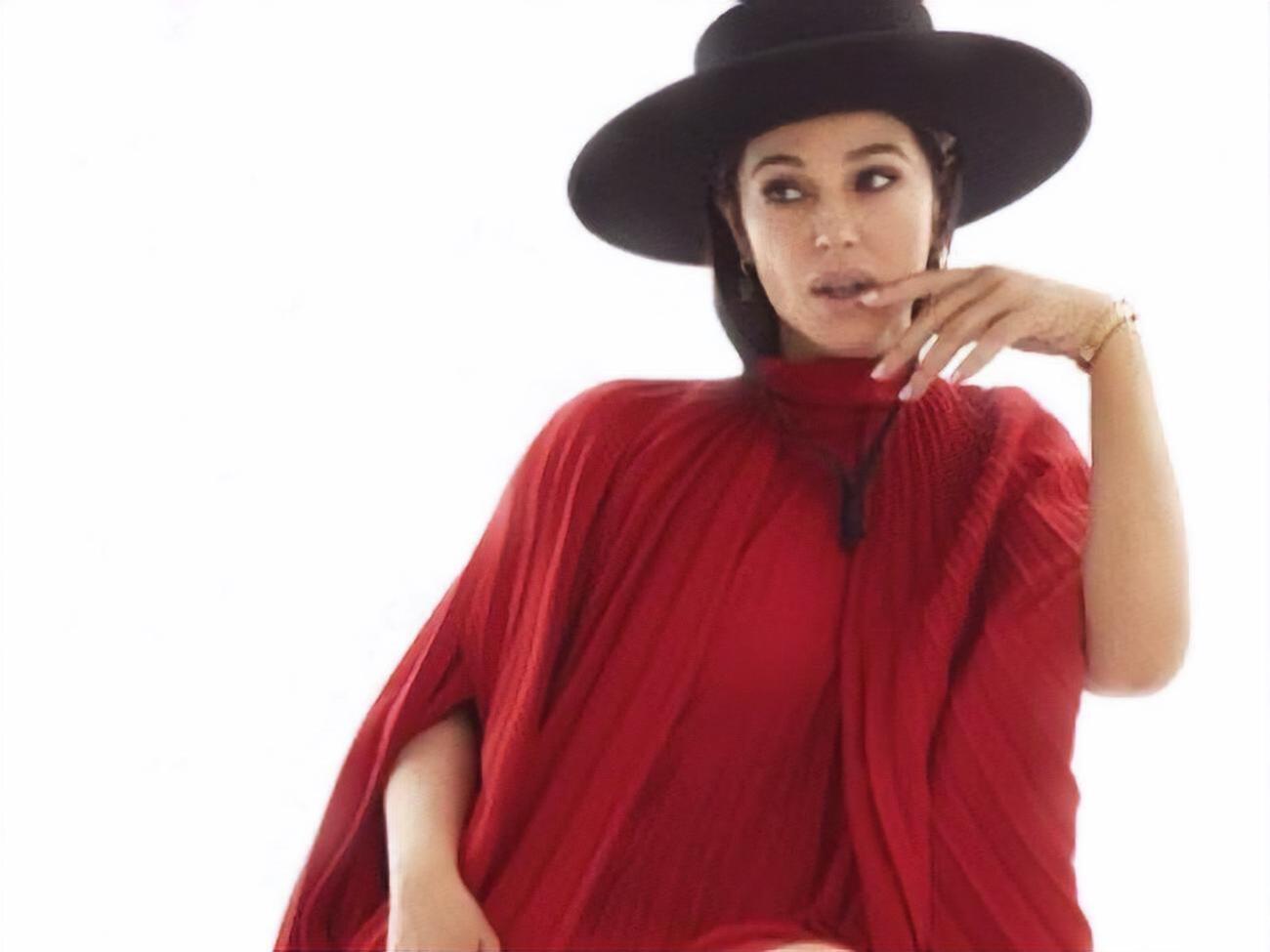 Белуччи экспериментирует с прической