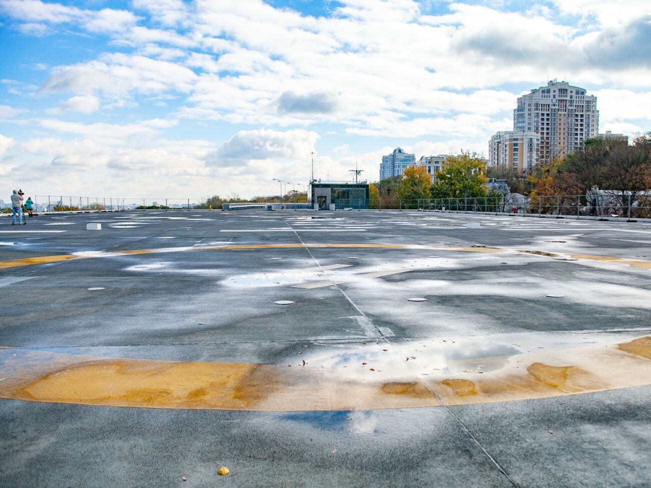 Майданчик розташований на Парковій дорозі