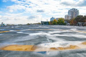 Майданчик розташований на Парковій дорозі