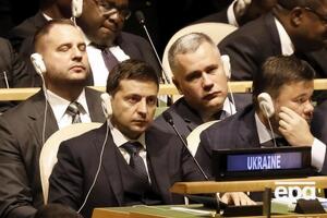 CNN зазначає, що Зеленський (зліва) не прокоментував, чи розумів він зв'язок між продовженням американської програми військової допомоги Україні й розслідуванням стосовно Байдена