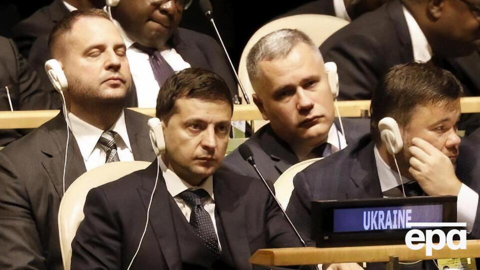 CNN зазначає, що Зеленський (зліва) не прокоментував, чи розумів він зв'язок між продовженням американської програми військової допомоги Україні й розслідуванням стосовно Байдена